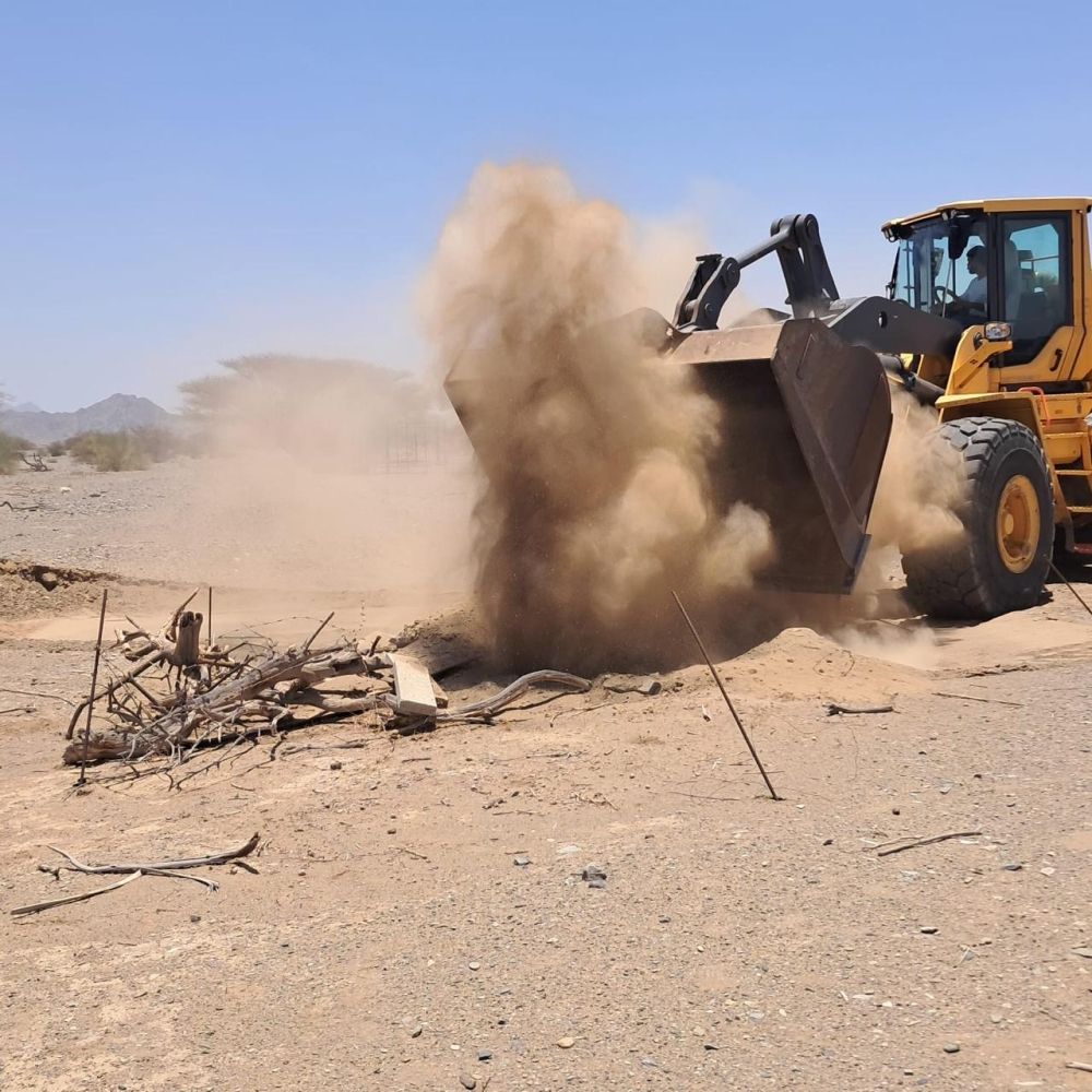  ”بيئة رابغ“ تردم بئراً مهجورُة وتدعو للإبلاغ عن المواقع الخطرة