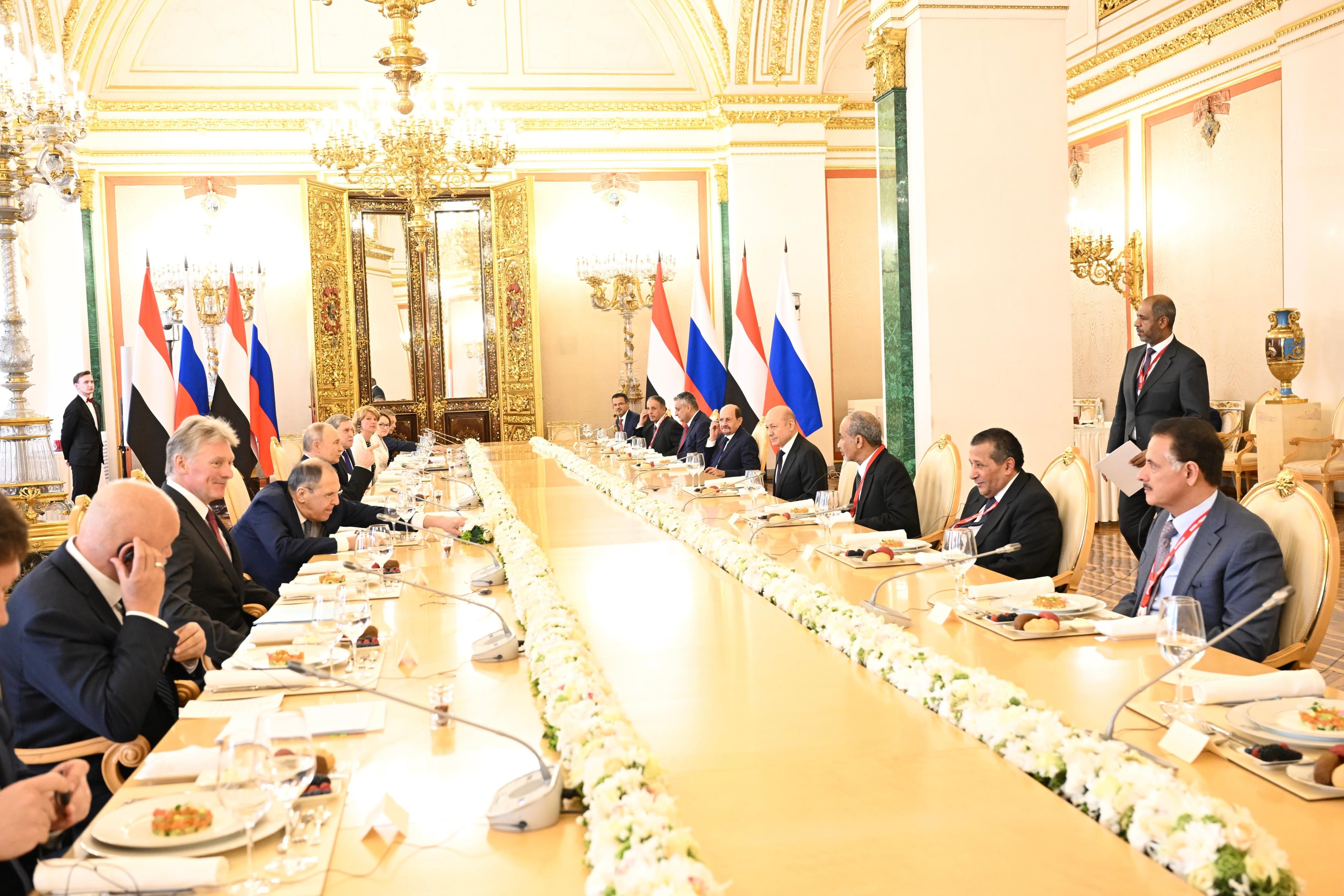 عاجل : بشرى سارة ...هذا ما اتفق عليه الرئيس العليمي مع بوتين اليوم على مأدبة الغداء