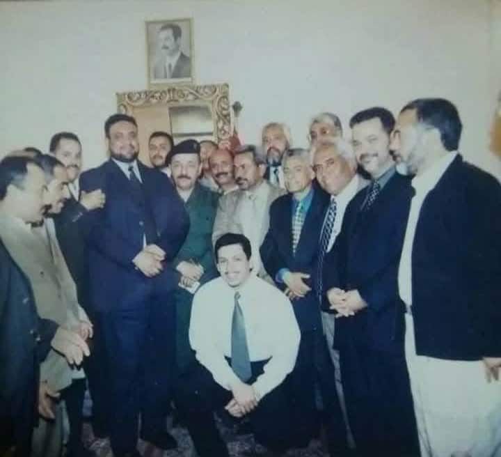 صورة تنشر لأول مرة يظهر فيها نائب الرئيس العراقي طه رمضان وشخصيات سياسية بارزة في اليمن وخلفهم يظهر زعيم عربي