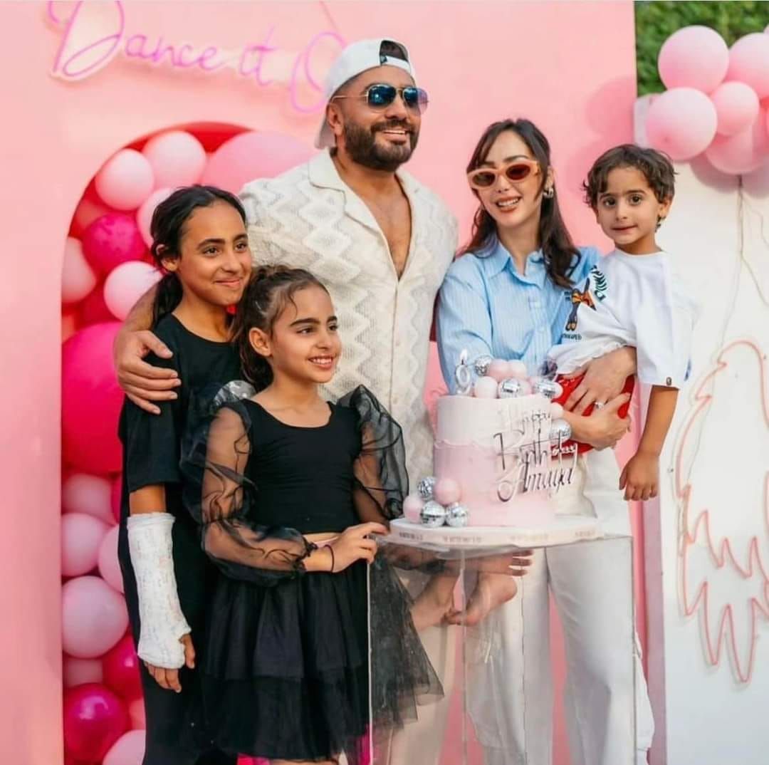 هى بنتى الكبيرة أموت ولا أزعلها.. صور مميزة تجمع بين تامر حسنى وطليقته