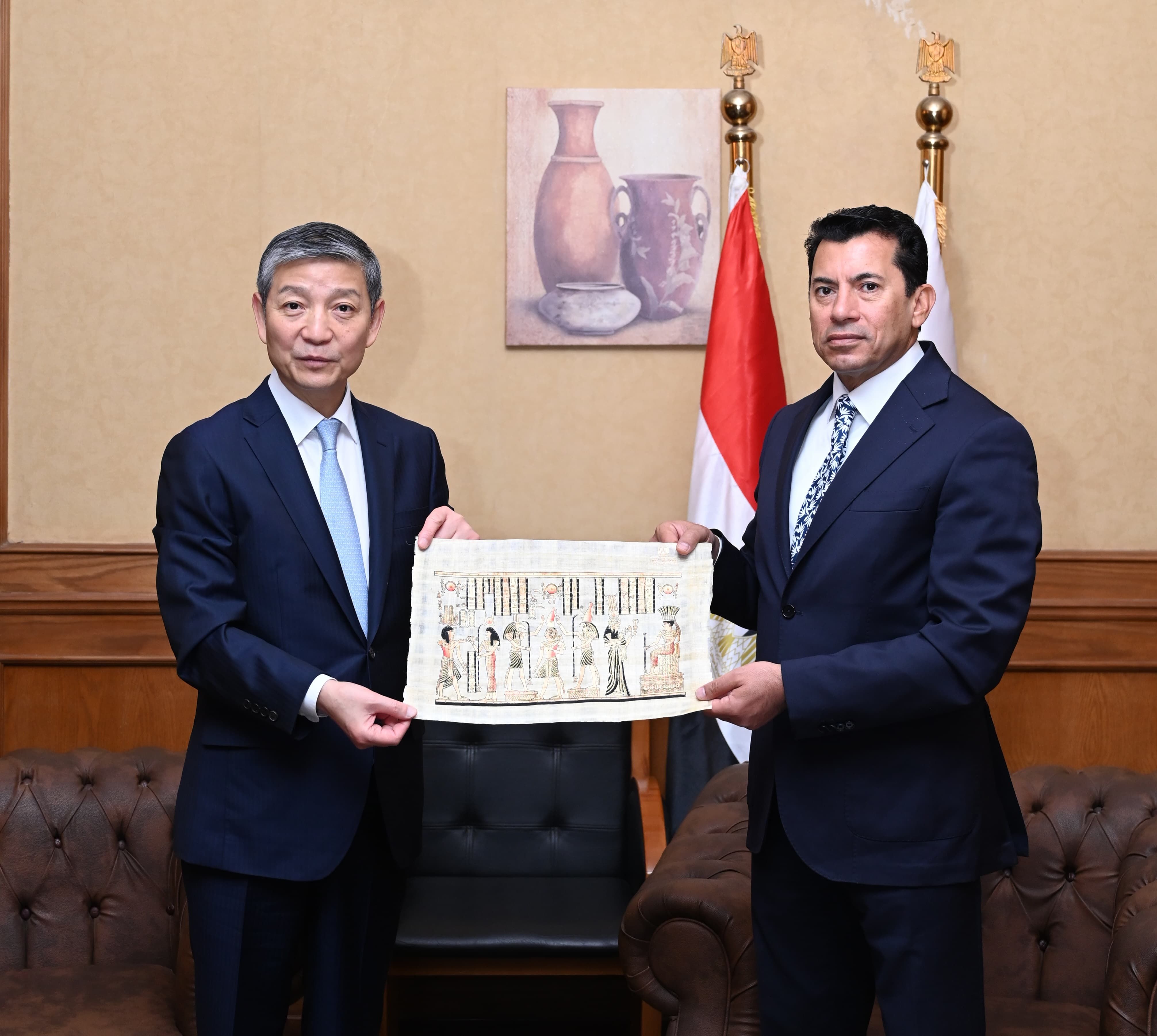 وزير الشباب والرياضة يبحث مع السفير الصيني سبل تعزيز التعاون المشترك