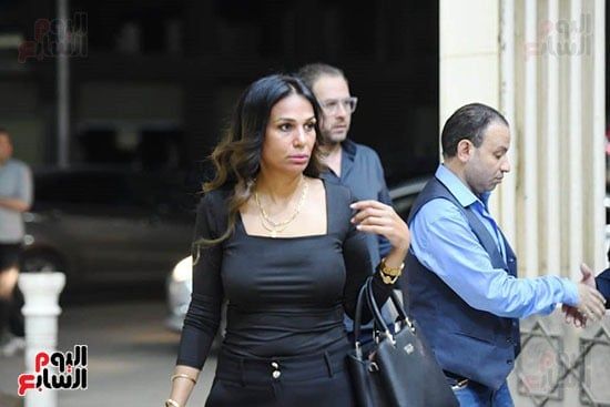 السيناريست إياد صالح يتلقى واجب العزاء فى والده بحضور المقربين