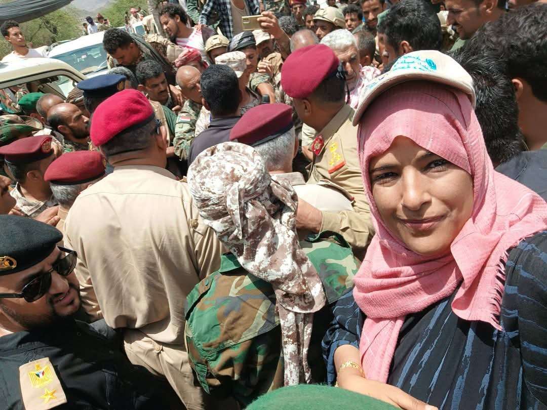 تعرف على أول مواطنة تجتاز طريق الضالع صنعاء وتعود بسلام في خطوة رمزية مشهودة