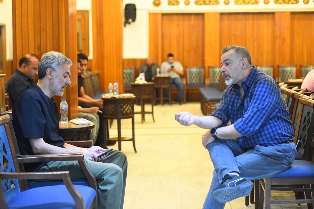 أحمد فهمى وكزبرة وفتحى عبد الوهاب يؤازرون إياد صالح فى عزاء والده (صور)