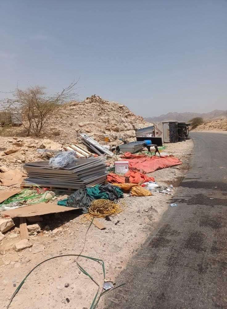 انقلاب شاحنتي طاقة شمسية يثير الاستغراب والسبب لا يصدق