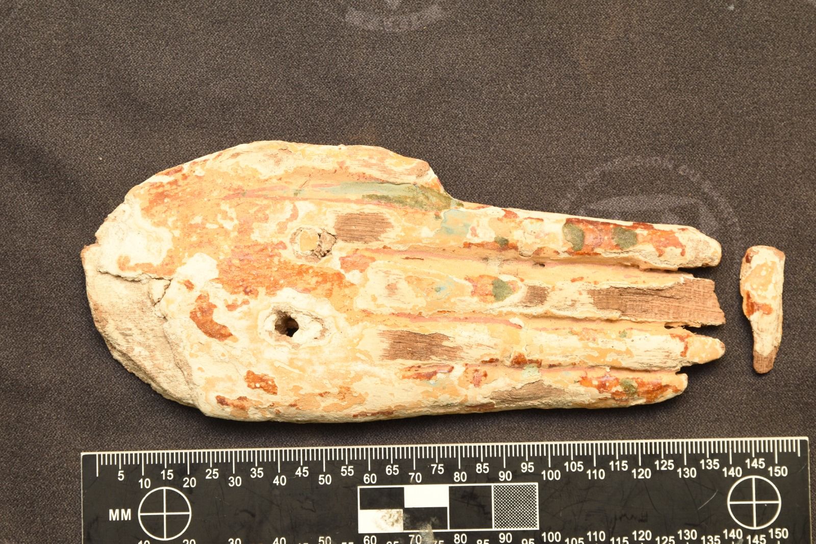 وزارة السياحة والآثار تتسلّم سبع قطع أثرية مستردة من فرنسا.. صور