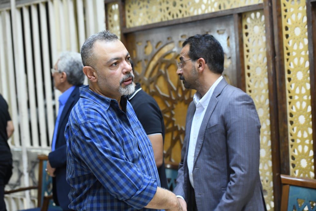 أحمد فهمى وكزبرة وفتحى عبد الوهاب يؤازرون إياد صالح فى عزاء والده (صور)