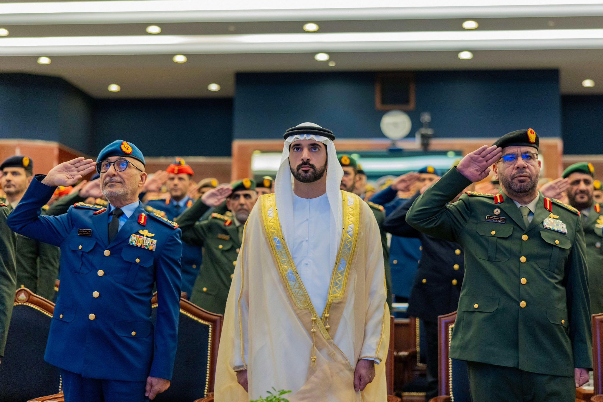 الامارات | حمدان بن محمد يشهد حفل تخريج دورة القيادة والأركان الـ 34 المشتركة