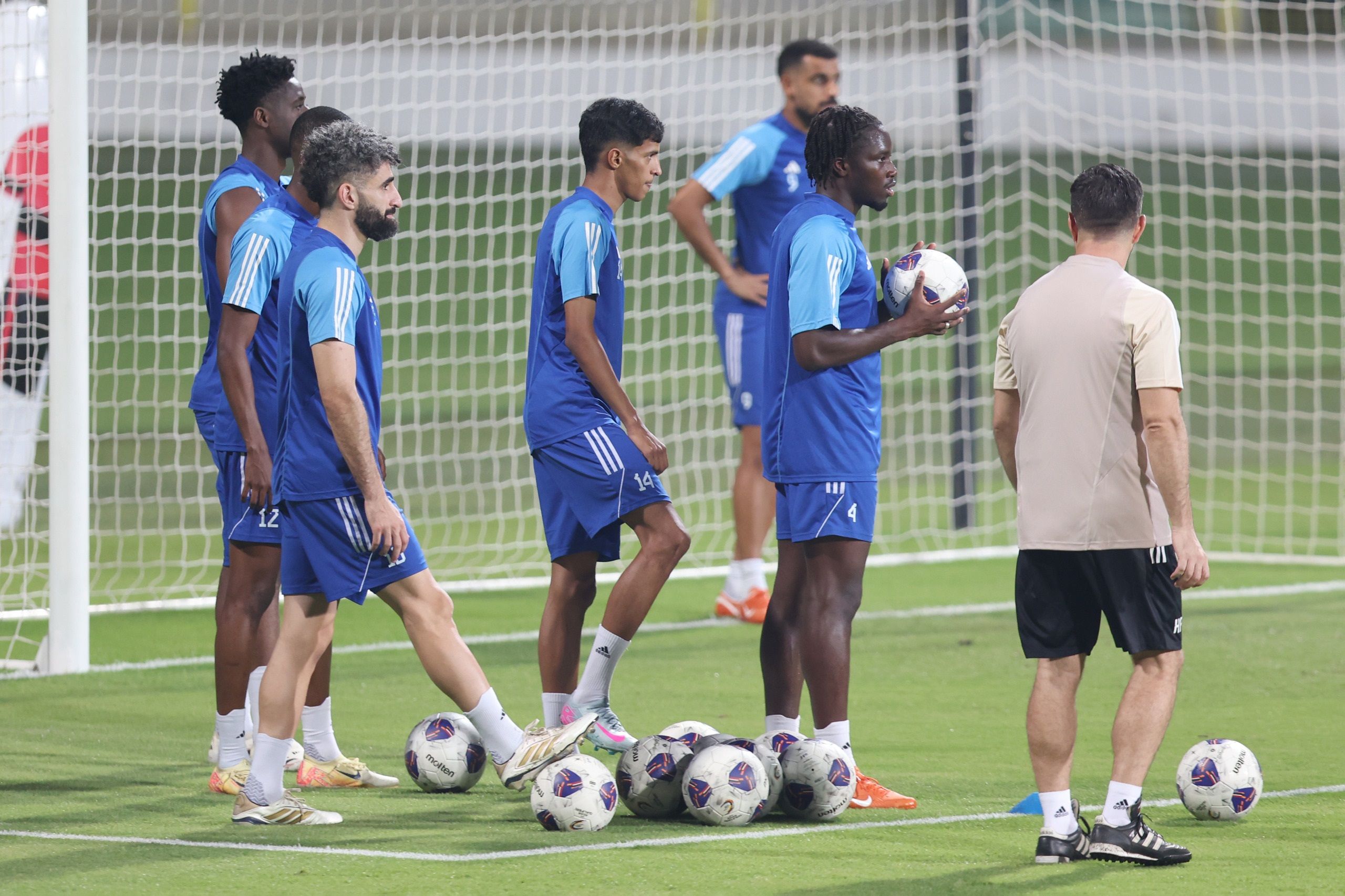 الامارات | «الأبيض» كامل العدد استعداداً لمواجهة أوزبكستان