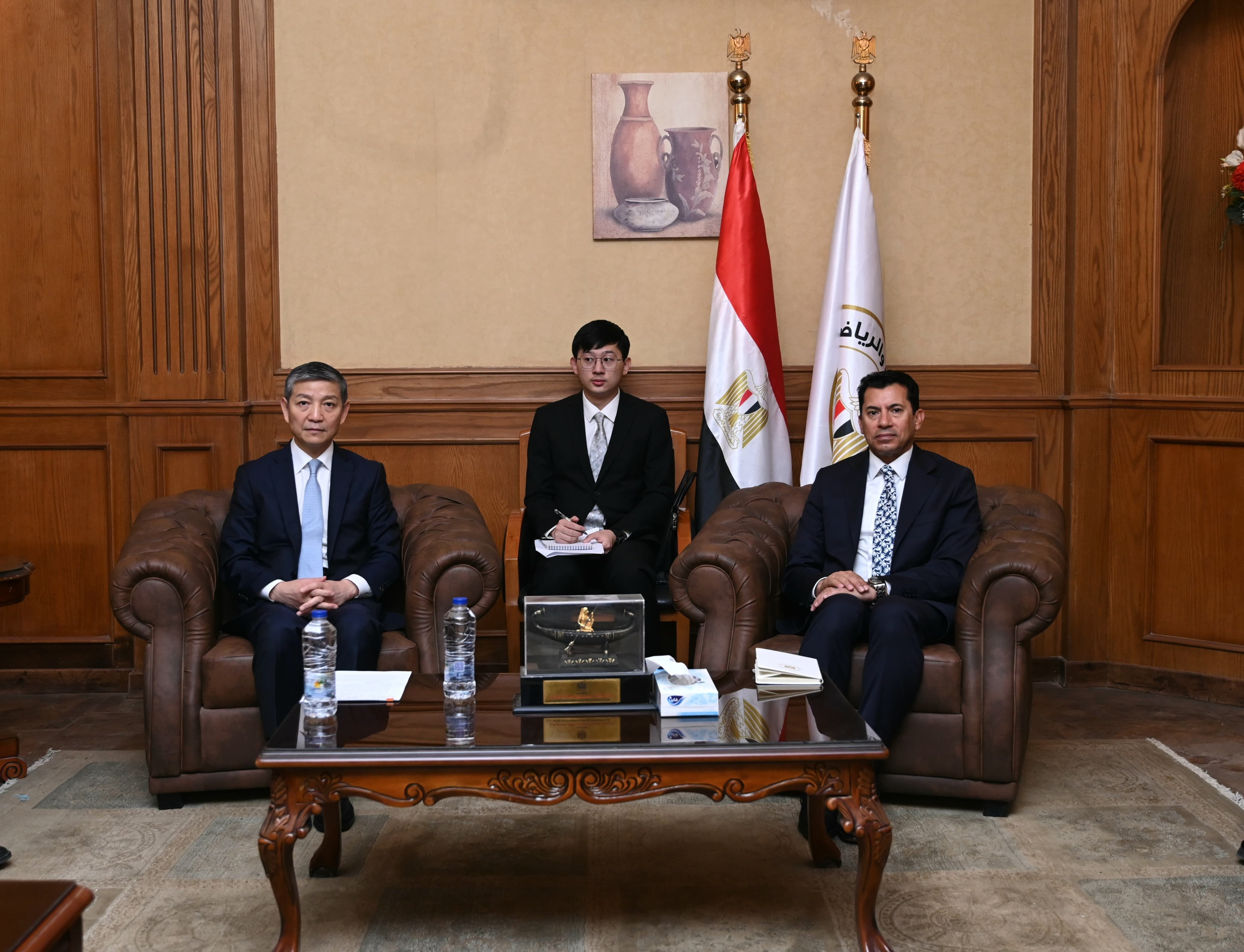وزير الشباب والرياضة يبحث مع السفير الصيني سبل تعزيز التعاون المشترك