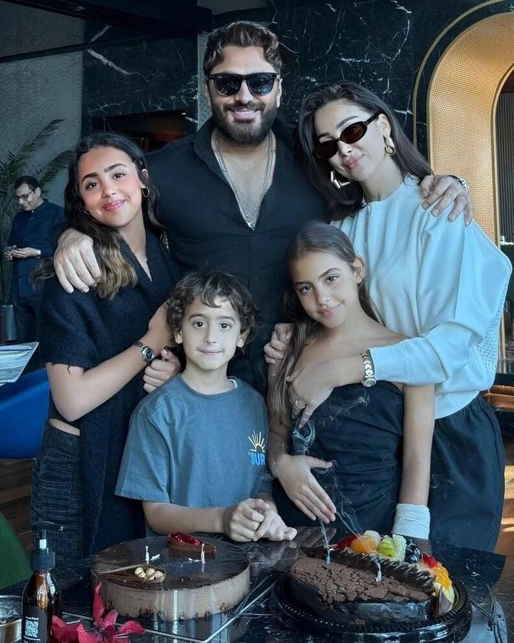 هى بنتى الكبيرة أموت ولا أزعلها.. صور مميزة تجمع بين تامر حسنى وطليقته