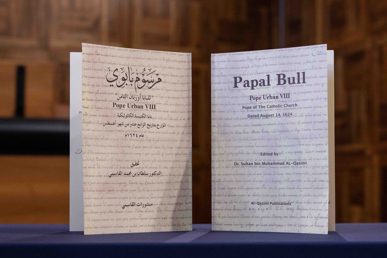 الامارات | حاكم الشارقة يهدي جامعة القلب المقدس في ميلانو مخطوطاً نادراً وكتاب "مرسوم بابوي"