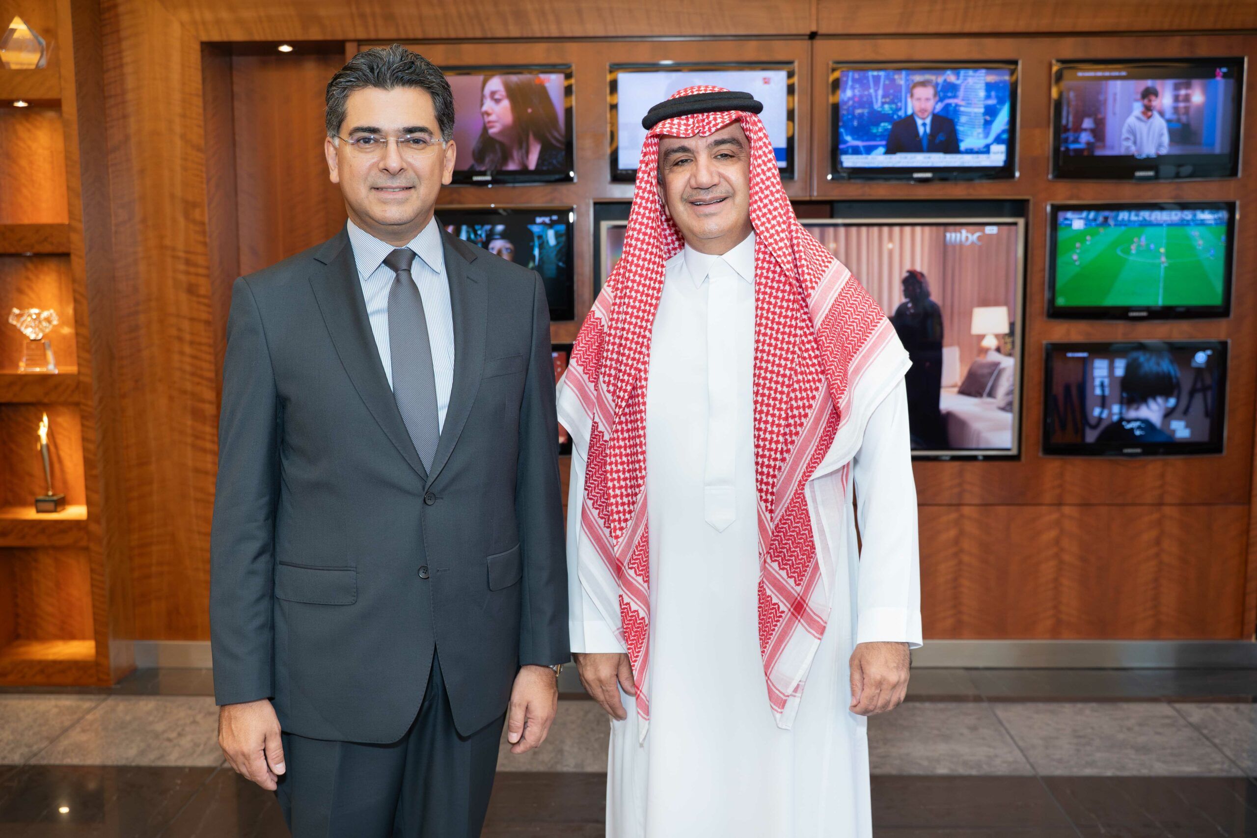 وزير الإعلام اللبناني بول مرقص يلتقي وليد آل ابراهيم على هامش منتدى الإعلام العربي