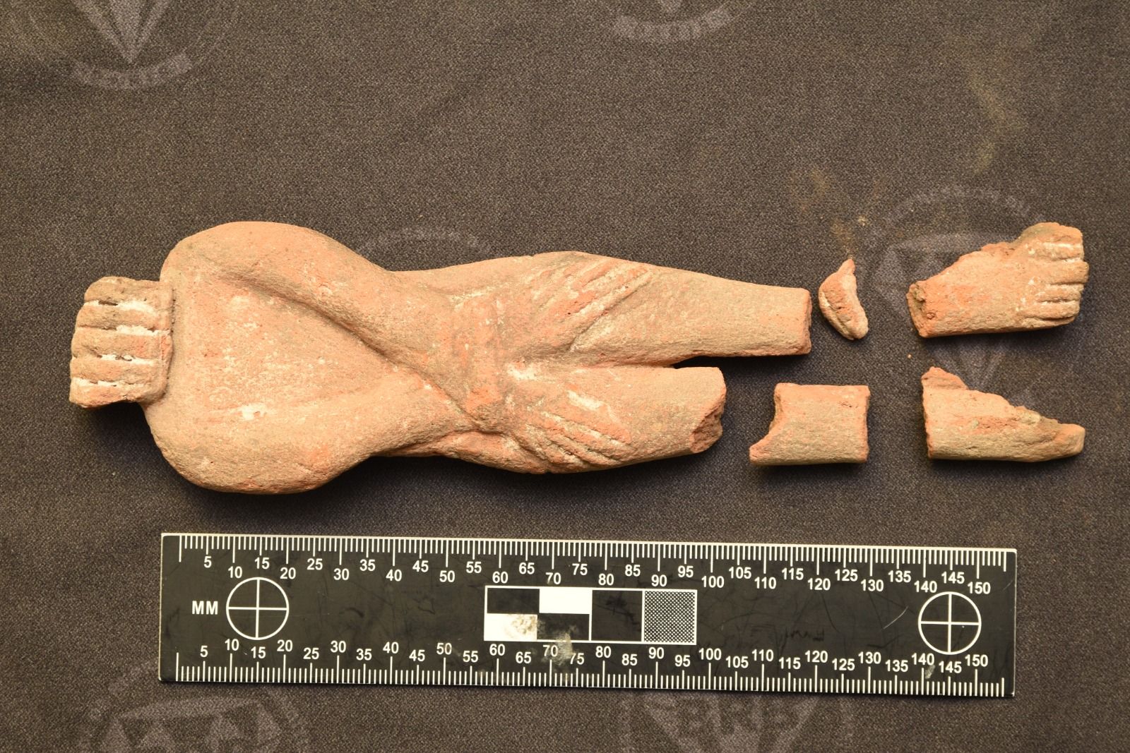 وزارة السياحة والآثار تتسلّم سبع قطع أثرية مستردة من فرنسا.. صور