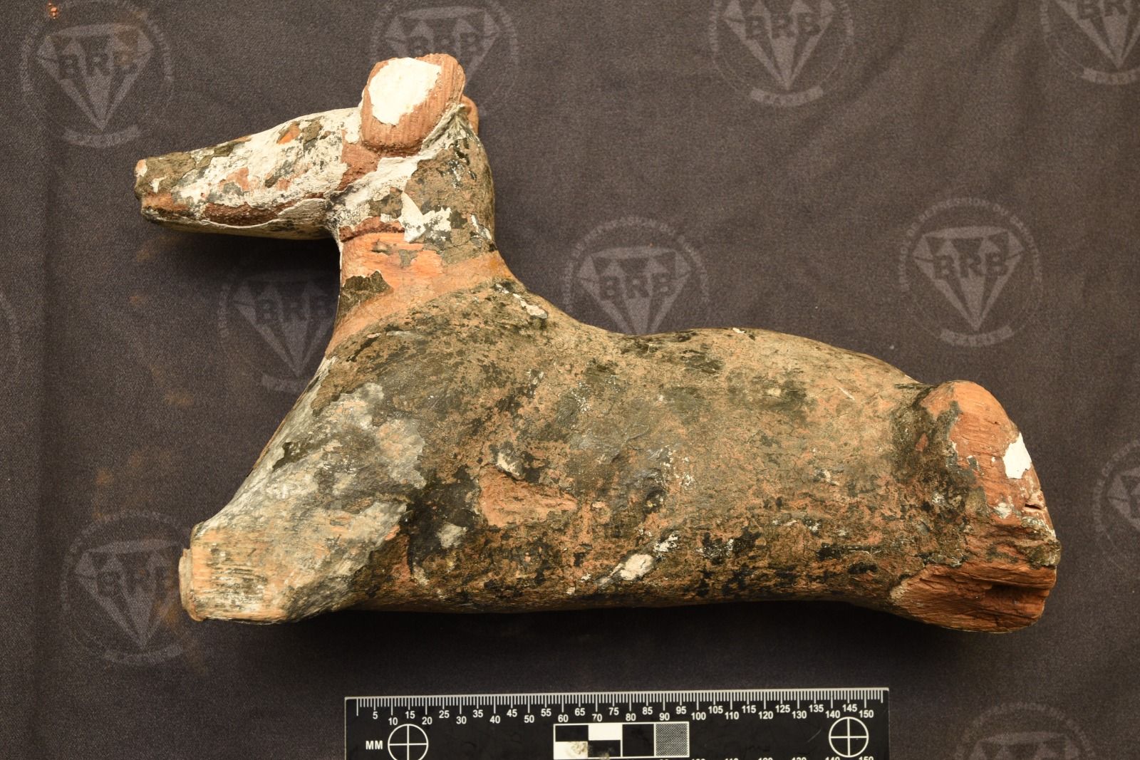 وزارة السياحة والآثار تتسلّم سبع قطع أثرية مستردة من فرنسا.. صور