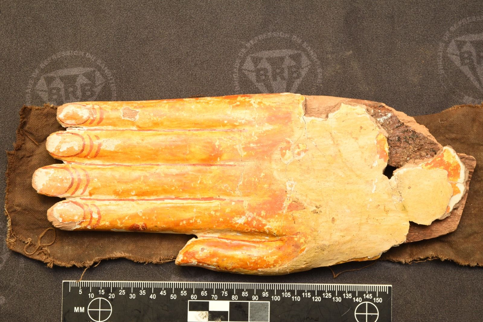 وزارة السياحة والآثار تتسلّم سبع قطع أثرية مستردة من فرنسا.. صور