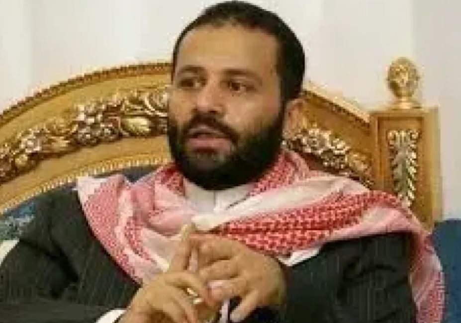 بتهمة التعاون مع مليشيا الحوثي...حميد الأحمر يخرج عن صمته ويطالب "العليمي" بإقالة وزير ومسؤول حكومي