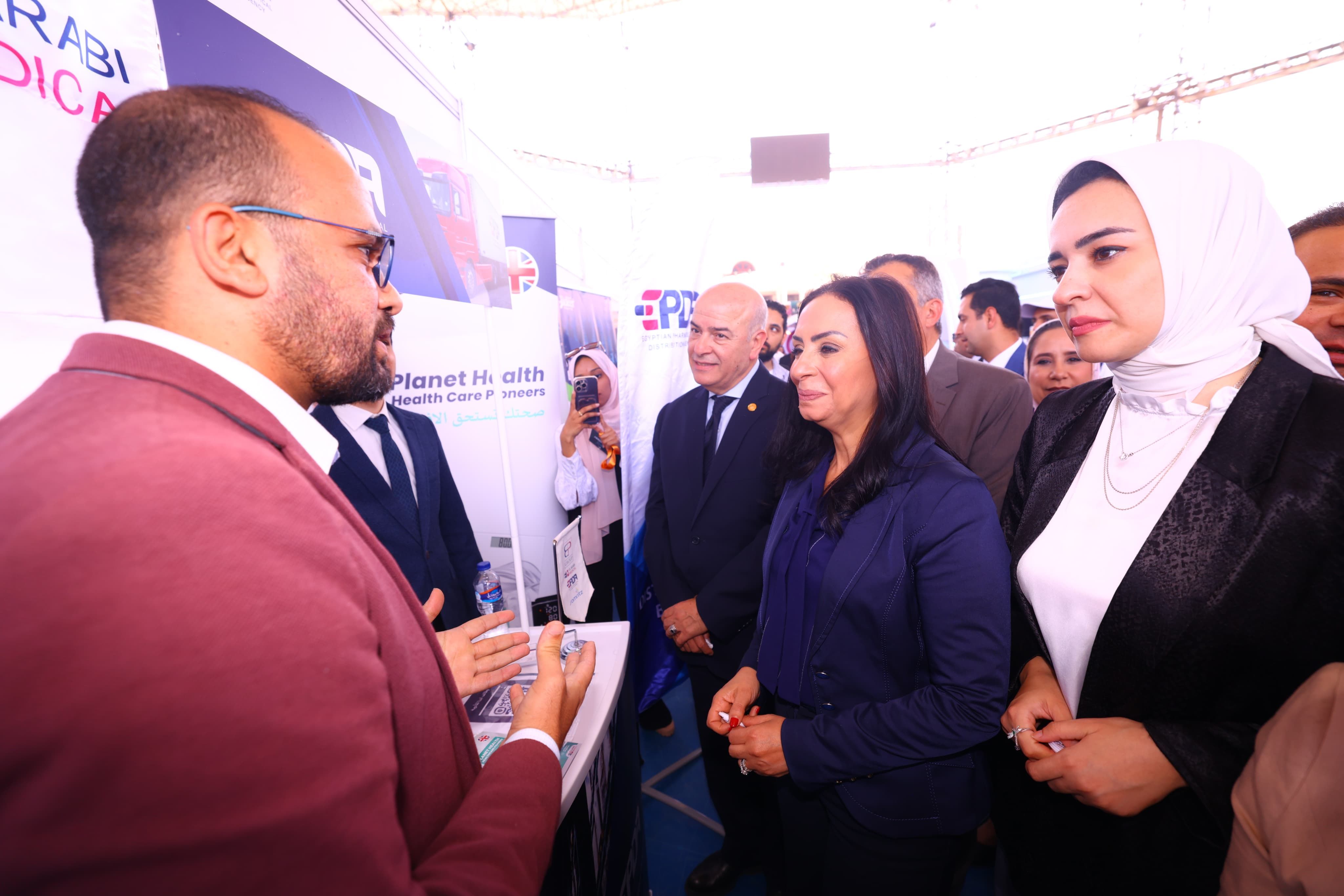 وزيرة التضامن تفتتح ملتقى "فرصة حياة" لتوفير 7000 فرصة عمل.. صور