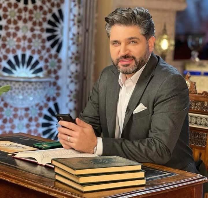 الامارات | مشهد لم يعتده السوريون.. وزير الثقافة يأكل الشاورما على الرصيف (صورة)