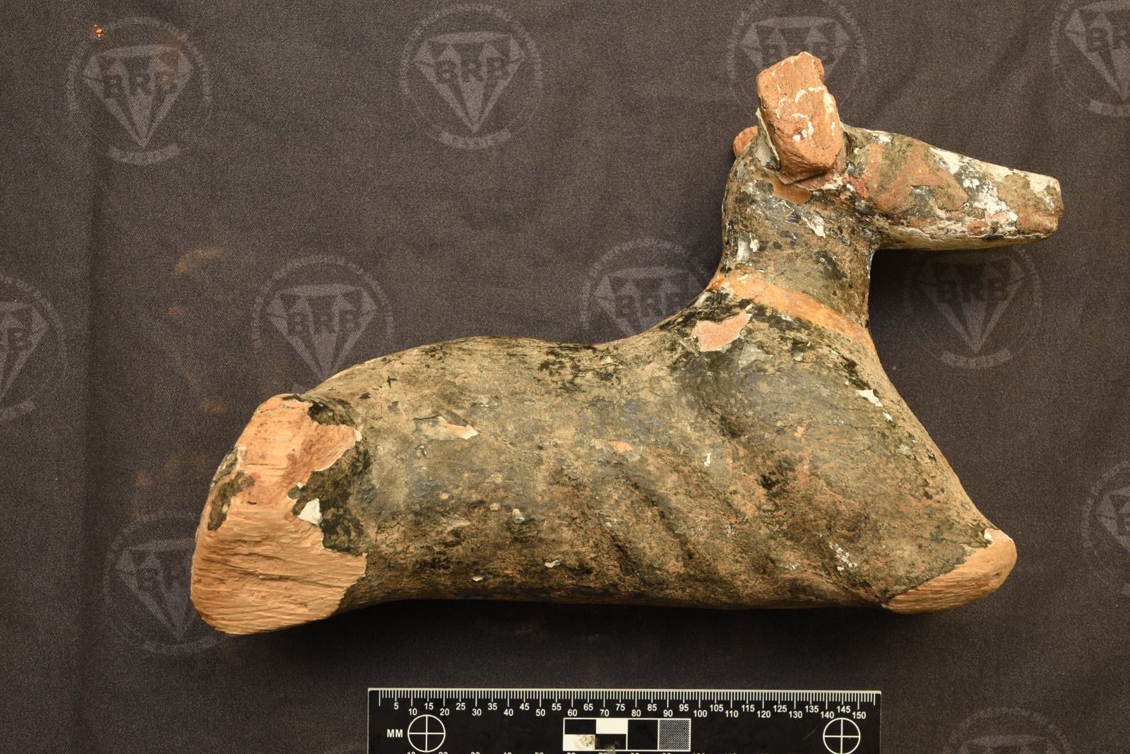 وزارة السياحة والآثار تتسلّم سبع قطع أثرية مستردة من فرنسا.. صور