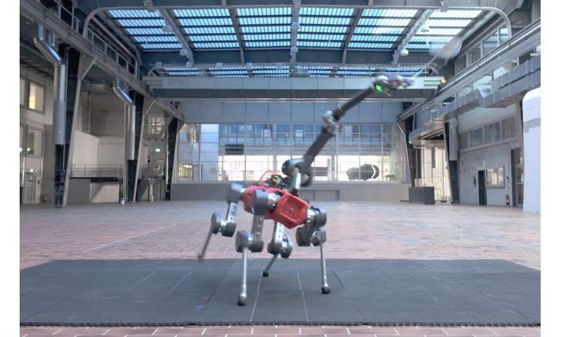 تكنولوجيا: روبوت رباعى الأرجل يلعب تنس الريشة مع البشر