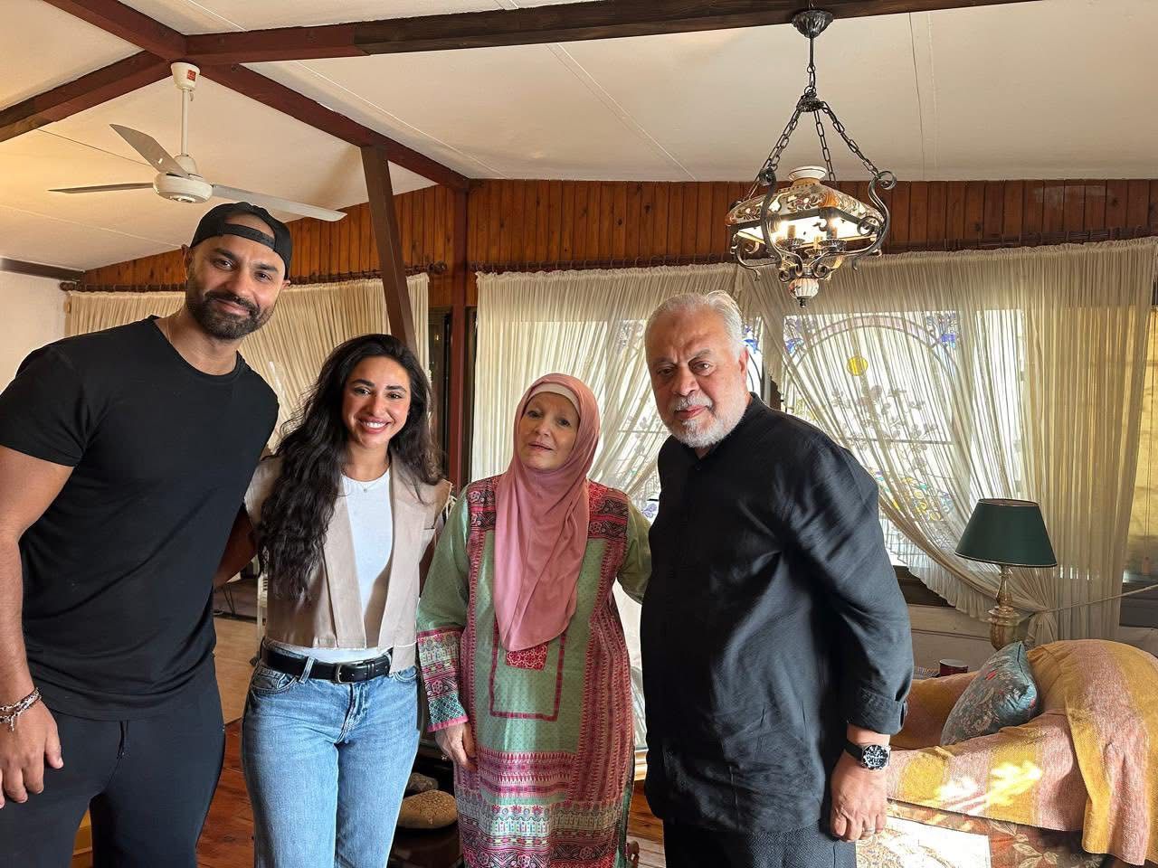 آية سماحة تزور مشيرة إسماعيل لتقديم اعتذارها الشخصي