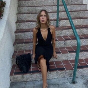 جيجي وبيلا حديد لديهما أخت غير شقيقة .. ووالدهما يرفض الإعتراف بها علناً