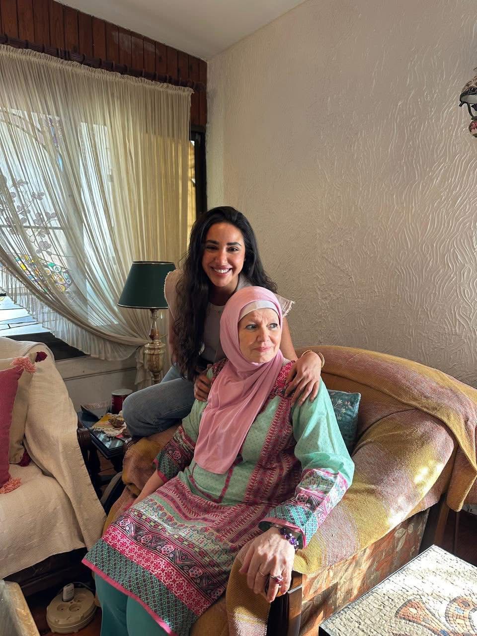 آية سماحة تزور مشيرة إسماعيل لتقديم اعتذارها الشخصي