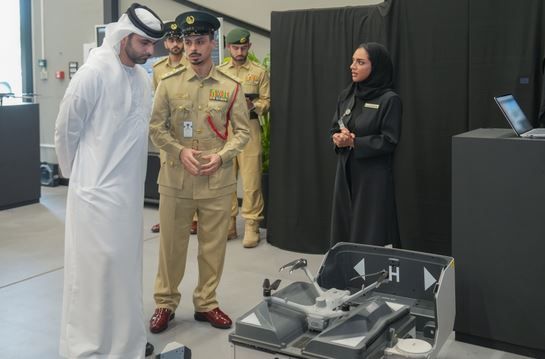 الامارات | منصور بن محمد يطّلع على أنظمة مركز الطائرات المسيّرة في شرطة دبي