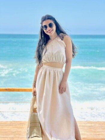 منة فضالي تتألق بإطلالة صيفية في لبنان