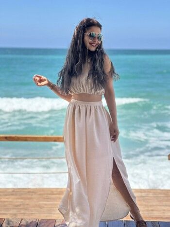 منة فضالي تتألق بإطلالة صيفية في لبنان