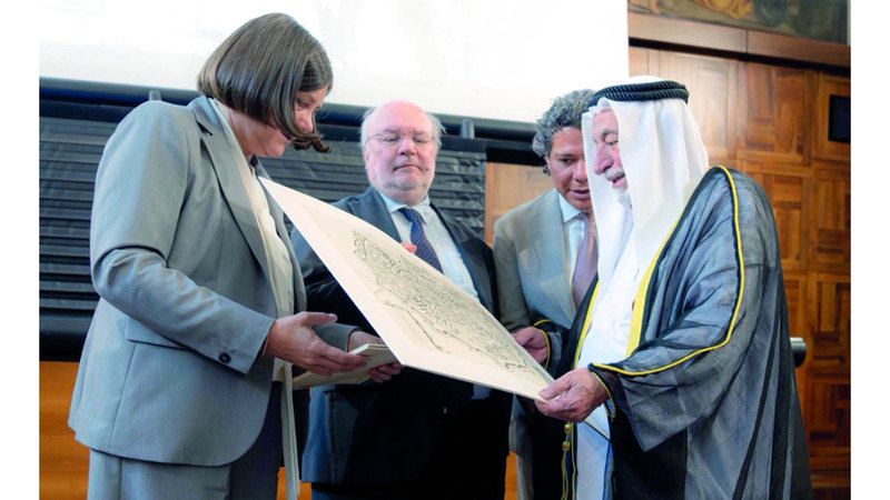 الامارات | حاكم الشارقة يهدي «القلب المقدس» في ميلانو مخطوطاً نادراً