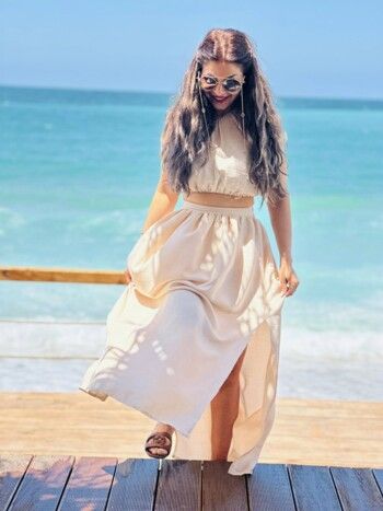 منة فضالي تتألق بإطلالة صيفية في لبنان