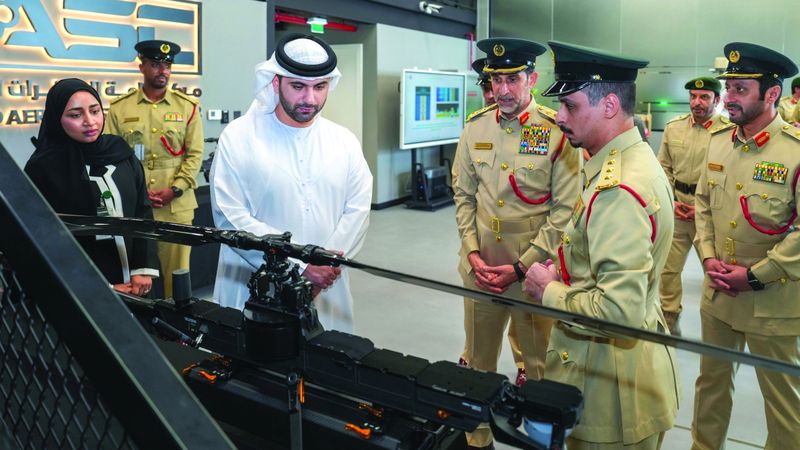 الامارات | منصور بن محمد يتفقد مركز الطائرات المسيّرة في شرطة دبي