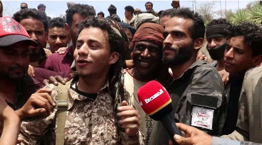 في مشهد تاريخي.. مقاتلو صنعاء و"الانتقالي" يتعانقون بعد فتح طريق صنعاء-الضالع-عدن