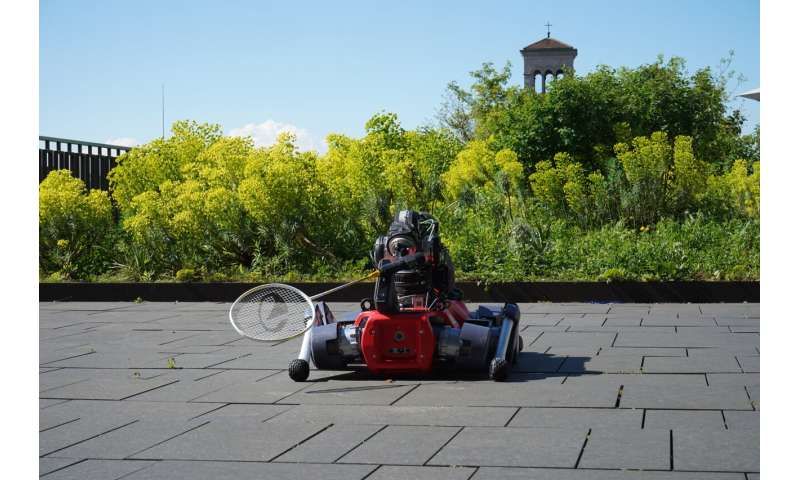 تكنولوجيا: روبوت رباعى الأرجل يلعب تنس الريشة مع البشر