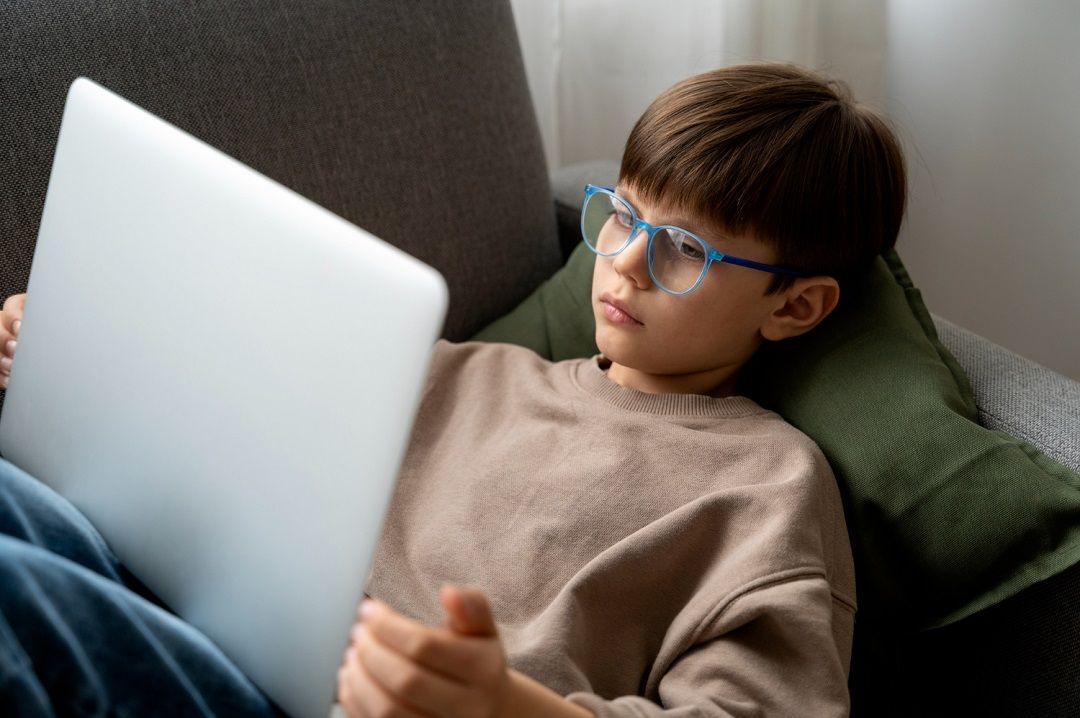 وجود صديق مُقرّب خيرُ ضمان لصحة الطفل النفسية.. ومشاهد وحكايات تؤكد