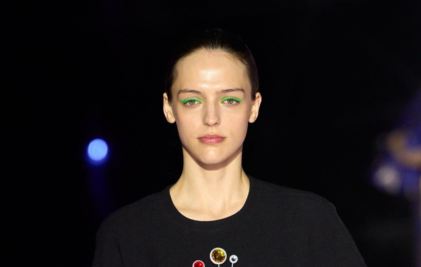 موضة الأيلاينر الملوّن لإطلالة صيفية جريئة ومشرقة ومظهر متفرد