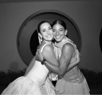 شقيقات أمينة خليل يلفتن الأنظار بجمالهن في زفافها