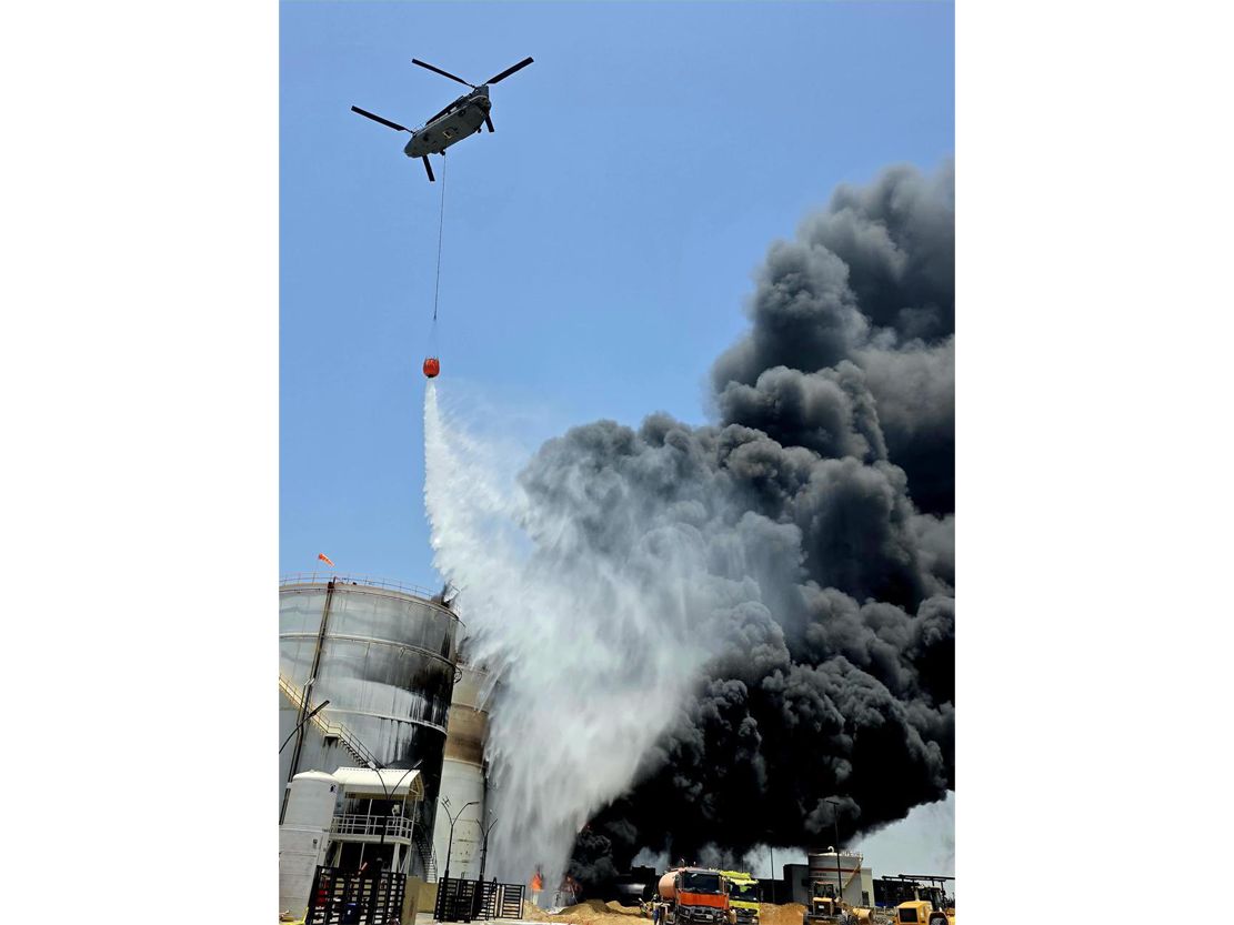 الامارات | الفرق الوطنية تتعامل مع حريق ميناء الحمرية في الشارقة دون تسجيل إصابات بشرية