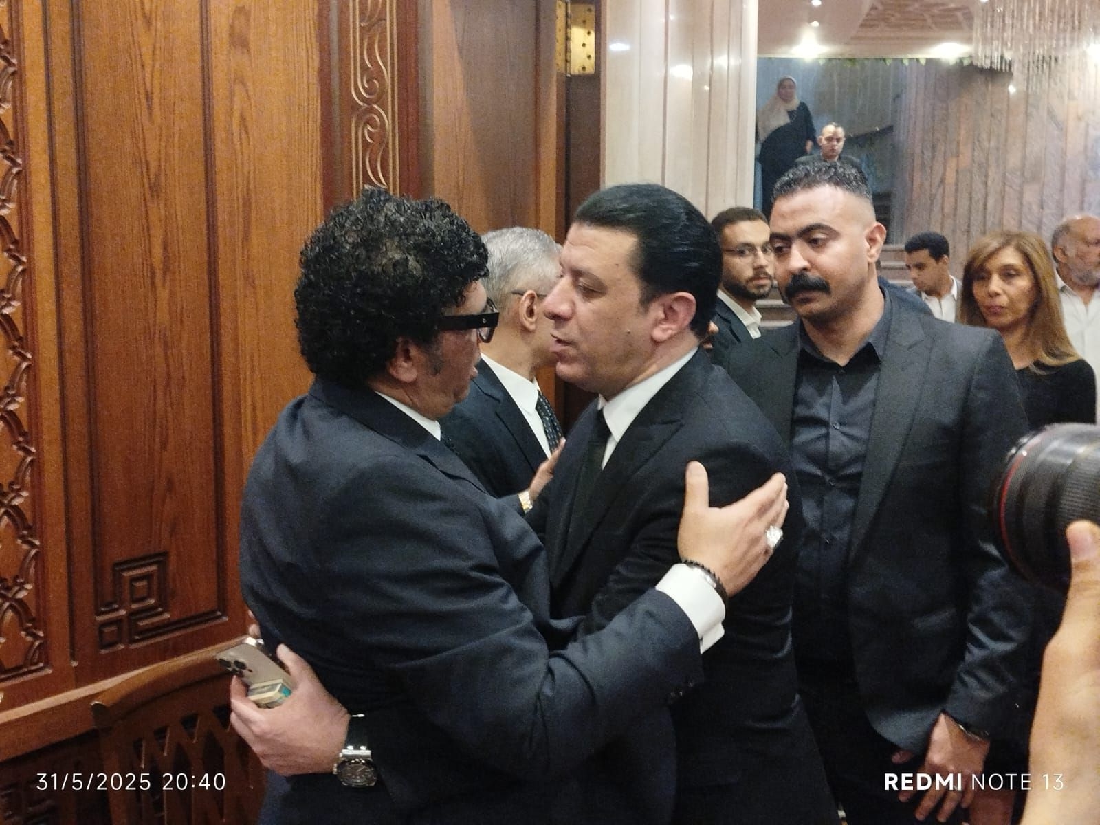 مصطفى كامل وأنوشكا ونادية مصطفى وتامر عبد المنعم فى عزاء والد رئيس الأوبرا