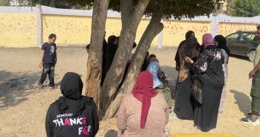 بالدعاء.. أمهات طلاب الشهادة الإعدادية بالجيزة يساندن أبنائهن.. فيديو