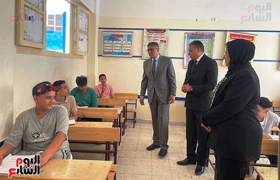 محافظ الجيزة يتفقد لجان امتحانات الشهادة الإعدادية بمدارس بولاق الدكرور.. صور