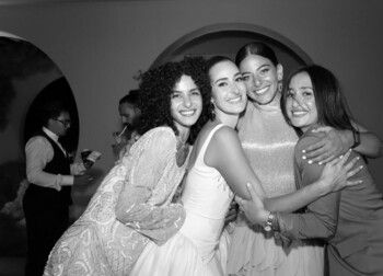 شقيقات أمينة خليل يلفتن الأنظار بجمالهن في زفافها