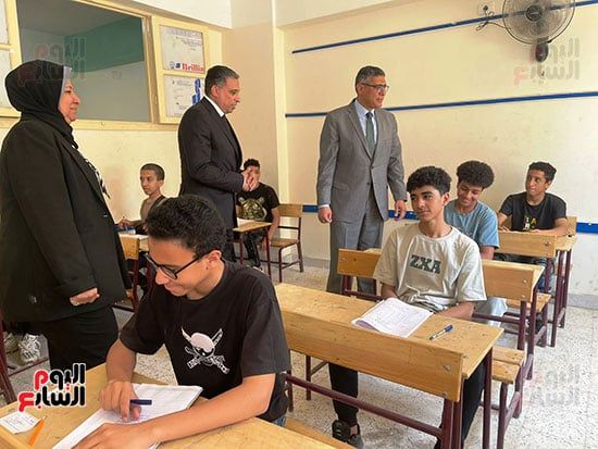 محافظ الجيزة يتفقد لجان امتحانات الشهادة الإعدادية بمدارس بولاق الدكرور.. صور