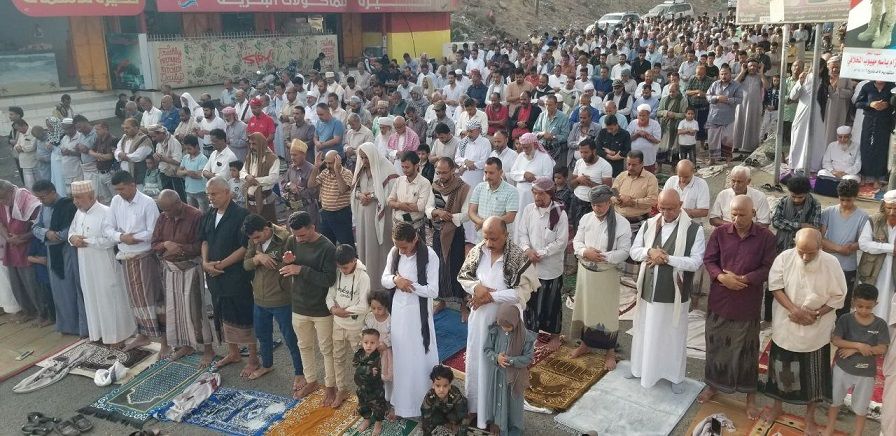 حشود غفيرة تؤدي صلاة الاستسقاء في مدينة تعز