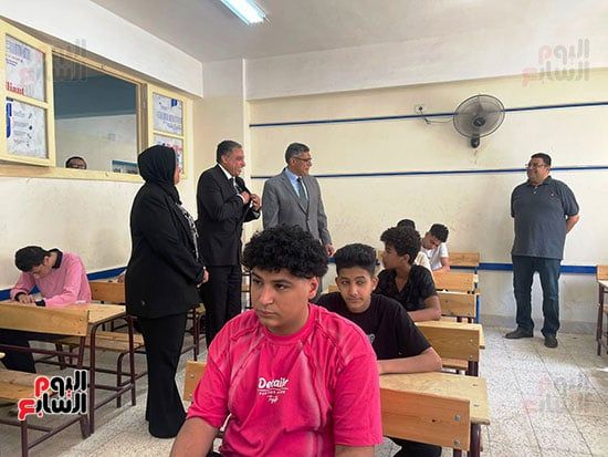 محافظ الجيزة يتفقد لجان امتحانات الشهادة الإعدادية بمدارس بولاق الدكرور.. صور