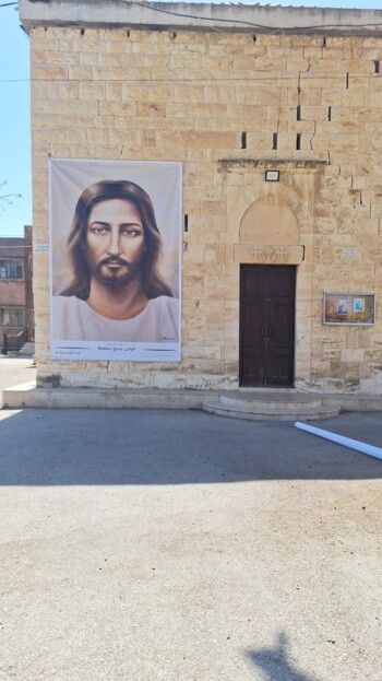 غسان محفوظ يخلّد ذكرى والده بعمل فني يستلهم قيامة المسيح