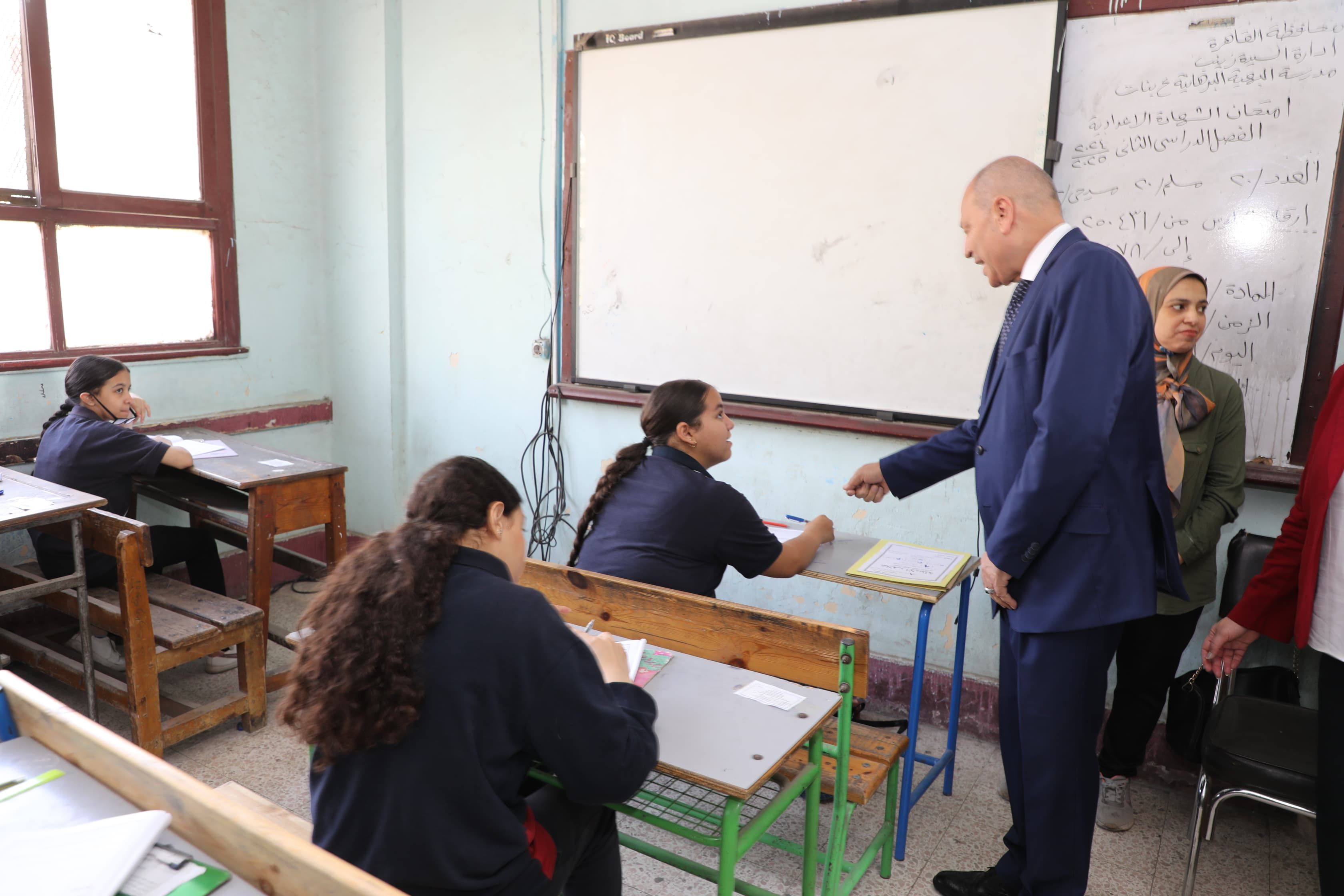 محافظ القاهرة يتفقد امتحانات نهاية العام للشهادة الإعدادية.. صور