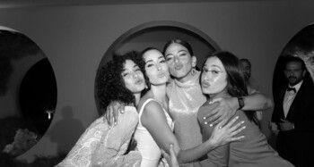 شقيقات أمينة خليل يلفتن الأنظار بجمالهن في زفافها